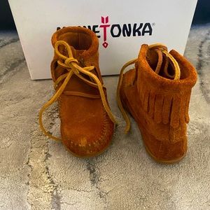 Toddler girls Minnetonka suede boots size 8